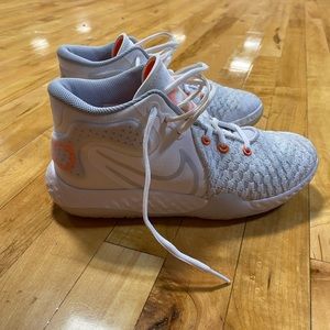 size 7 in men’s KD Trey 5Vlll EP white